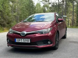Röd Begagnad 2017 Toyota Auris Hybrid Comfort Halvkombi | 129 900 kr (Marknadspris)