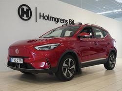 Röd (diamond red) Begagnad 2022 MG ZS Luxury Sedan | 229 900 kr (Superpris)