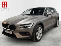 Grå Begagnad 2021 Volvo V60 CC Momentum Kombi | 299 900 kr (Marknadspris)