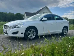 Vit Begagnad 2013 Volvo S60 Momentum Sedan | 109 000 kr (Marknadspris)