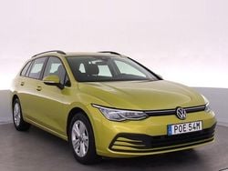 Gul (lime yellow metallic) Begagnad 2022 VW Golf VIII Life Kombi | 259 000 kr (Marknadspris)
