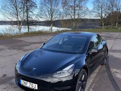 Svart Begagnad 2023 Tesla Model 3 Sedan | 395 000 kr (Lite dyr)