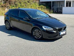 Svart Begagnad 2017 Volvo V40 Momentum Kombi | 165 000 kr (Marknadspris)