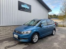 Blå Begagnad 2017 VW Touran Minibuss | 139 900 kr (Marknadspris)
