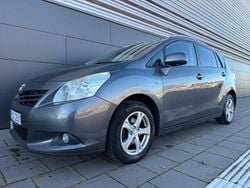 Mörkgrå (grå) Begagnad 2010 Toyota Verso Minibuss | 62 900 kr (Marknadspris)