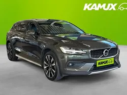 Silver/grå Begagnad 2022 Volvo V60 CC Momentum Kombi | 339 600 kr (Marknadspris)