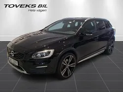 Svart Begagnad 2016 Volvo V60 CC Summum Kombi | 225 000 kr (Marknadspris)