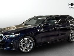 Svart (black) Begagnad 2025 BMW 530e M Sport Kombi | 684 700 kr (Marknadspris)