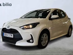 Pure white (040) Begagnad 2023 Toyota Yaris Hybrid Active Halvkombi | 234 900 kr (Marknadspris)