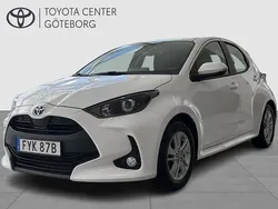 Vit Begagnad 2022 Toyota Yaris Hybrid Active Halvkombi | 209 900 kr (Marknadspris)