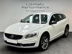 Vit Begagnad 2017 Volvo V60 CC Summum Kombi | 139 000 kr (Marknadspris)