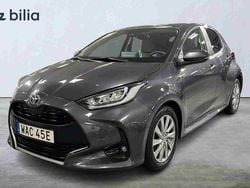Grå Begagnad 2022 Toyota Yaris Hybrid Edition Halvkombi | 239 900 kr (Lite dyr)