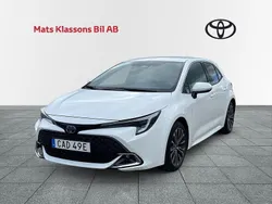 Vit Begagnad 2023 Toyota Corolla Hybrid Style Halvkombi | 279 000 kr (Bra pris)