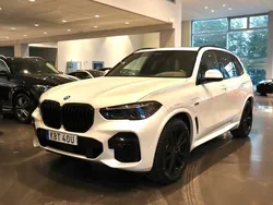 Vit Begagnad 2022 BMW X5 iPerformance SUV | 779 900 kr