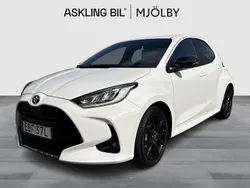 Vit Begagnad 2022 Toyota Yaris Hybrid Style Halvkombi | 229 000 kr (Marknadspris)