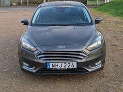 Grå Begagnad 2016 Ford Focus Kombi | 69 900 kr (Marknadspris)