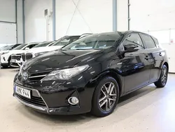 Svart Begagnad 2014 Toyota Auris Hybrid Edition Halvkombi | 139 700 kr (Marknadspris)