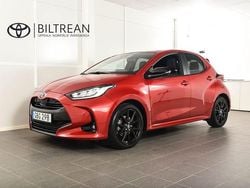Röd (röd metallic) Begagnad 2023 Toyota Yaris Hybrid Style Halvkombi | 248 900 kr (Lite dyr)
