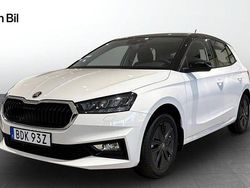 Vit (candy white black magic p) Ny 2025 Skoda Fabia Selection Halvkombi | 253 900 kr (Marknadspris)