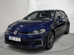 Mörkblå Begagnad 2020 VW Golf VII GTE | 196 000 kr (Marknadspris)