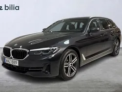 Grå Begagnad 2023 BMW 520 Kombi | 478 900 kr (Marknadspris)