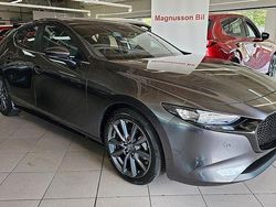 Grå (machine grey metallic ) Ny 2025 Mazda 3 Center-Line Halvkombi | 337 400 kr (Marknadspris)