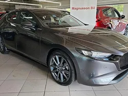 Ny 2025 Mazda 3 Center-Line Halvkombi | 328 900 kr (Marknadspris)