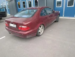 Röd Begagnad 2000 Mercedes CLK320 Avantgarde Sportkupé | 30 000 kr