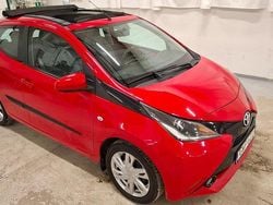 Röd Begagnad 2015 Toyota Aygo X-wave Halvkombi | 79 900 kr (Marknadspris)