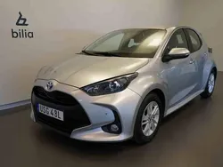 Silver Begagnad 2022 Toyota Yaris Hybrid Active Halvkombi | 199 500 kr (Marknadspris)
