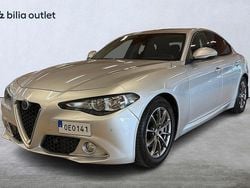 Grå Begagnad 2016 Alfa Romeo Giulia Sedan | 144 900 kr (Marknadspris)