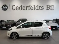 Ljusgrå Begagnad 2017 Toyota Yaris Hybrid Executive Halvkombi | 149 900 kr (Marknadspris)