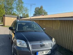 Svart Begagnad 2004 Toyota Avensis Kombi | 33 000 kr (Marknadspris)