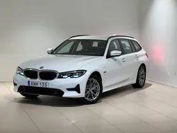 Vit Begagnad 2022 BMW 330e Sport Line Kombi | 314 000 kr (Superpris)