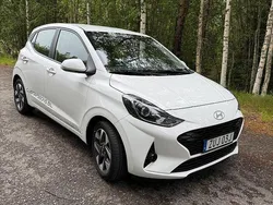 Vit (atlas white) Ny 2024 Hyundai i10 Advanced Halvkombi | 191 900 kr (Marknadspris)
