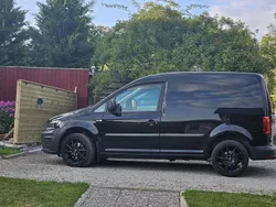 Svart Begagnad 2018 VW Caddy Minibuss | 170 000 kr