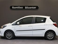 Vit Begagnad 2016 Toyota Yaris Hybrid Active Halvkombi | 114 900 kr (Marknadspris)