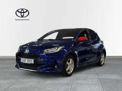 Mörkblå Begagnad 2021 Toyota Yaris Hybrid Style Halvkombi | 224 900 kr (Marknadspris)