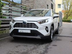 Vit Begagnad 2019 Toyota RAV4 Hybrid Active SUV | 249 900 kr (Marknadspris)