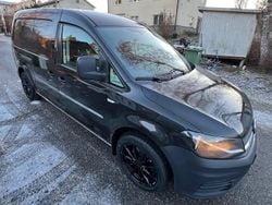 Helfolierad i svart Begagnad 2018 VW Caddy Maxi Minibuss | 111 250 kr (Bra pris)