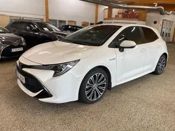 Vit Begagnad 2020 Toyota Corolla Hybrid Style Halvkombi | 234 900 kr (Marknadspris)
