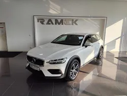 Vit (vit metallic) Begagnad 2019 Volvo V60 CC Momentum Kombi | 309 000 kr (Lite dyr)