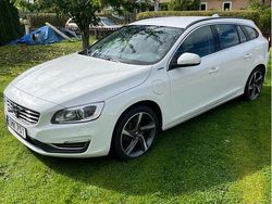 Vit Begagnad 2017 Volvo V60 Momentum Kombi | 125 000 kr (Marknadspris)