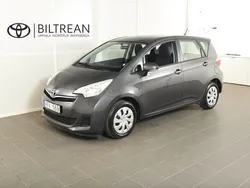 Mörkgrå Begagnad 2012 Toyota Verso-S Plus Minibuss | 99 900 kr