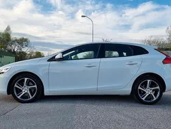 Vit Begagnad 2017 Volvo V40 Momentum Kombi | 174 000 kr (Marknadspris)