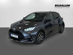 Mörkgrå (grå) Begagnad 2022 Toyota Yaris Hybrid Style Halvkombi | 219 900 kr (Bra pris)