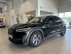 Svart Begagnad 2022 Ford Mustang Mach-E Standard Range SUV | 339 900 kr (Marknadspris)