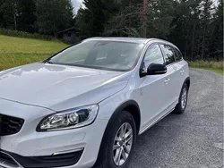 Vit Begagnad 2016 Volvo V60 CC Momentum Kombi | 132 000 kr