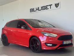 Röd Begagnad 2017 Ford Focus ST-Line Halvkombi | 119 900 kr (Marknadspris)