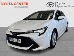 Vit Begagnad 2022 Toyota Corolla Hybrid Active Halvkombi | 249 900 kr (Marknadspris)